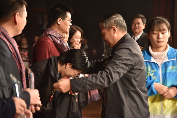 公司党委副书记李雁冰为偶像教师颁奖.JPG 公司党委副书记李雁冰为偶像教师颁奖.JPG