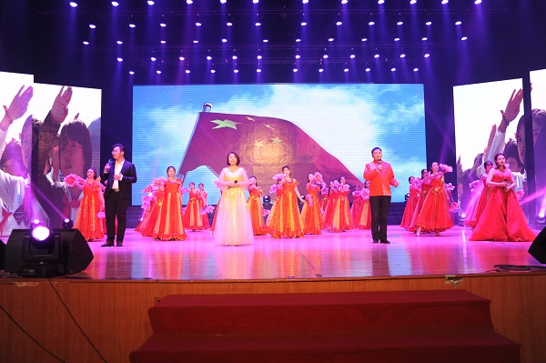 优德88副经理张玉智、财会系主任纪晶华和员工共同演唱《不忘初心》.JPG 优德88副经理张玉智、财会系主任纪晶华和员工共同演唱《不忘初心》.JPG